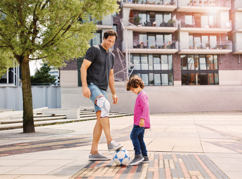 Actimove GenuMotion Kniebandage - weiß/rot/grau oder anthrazit