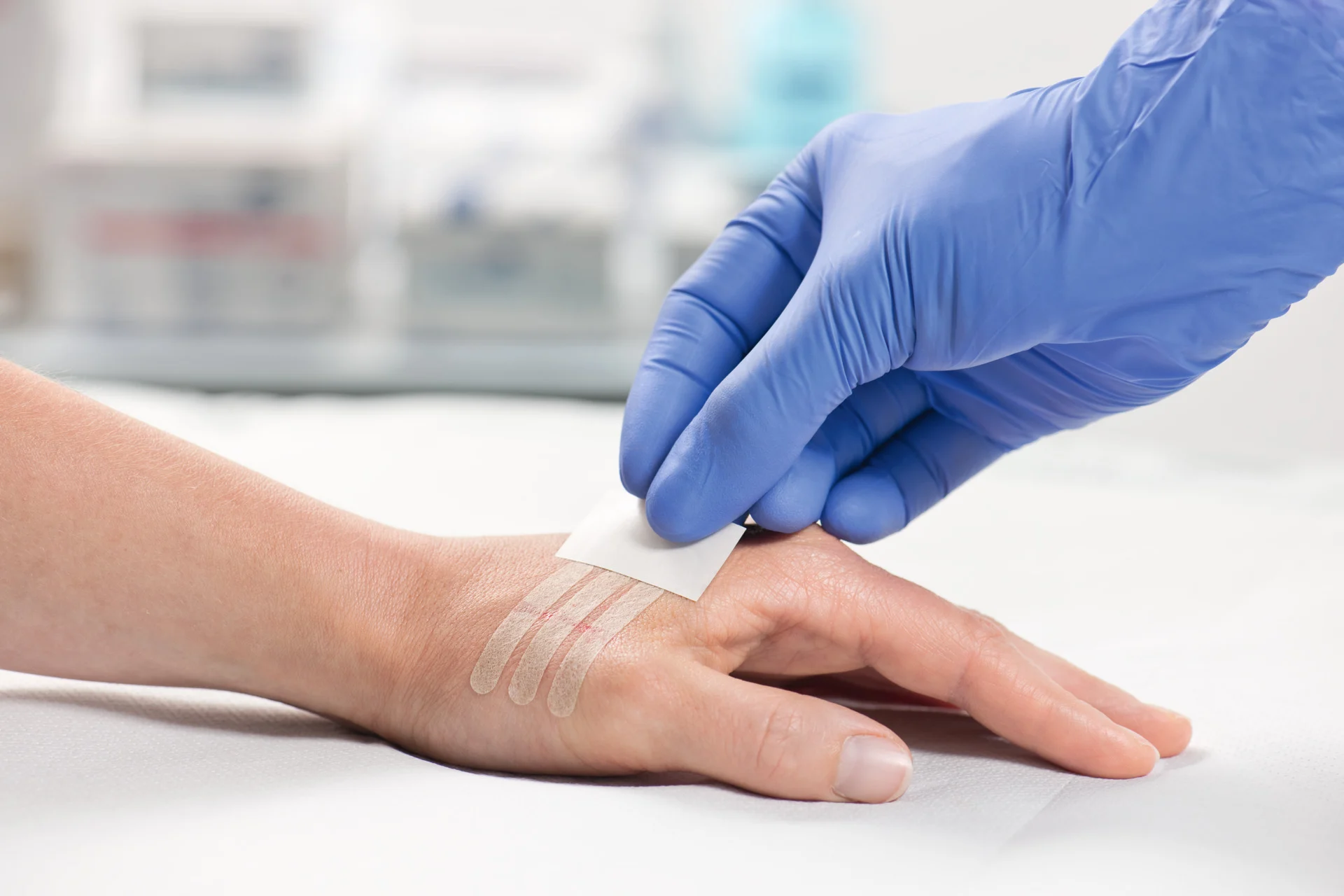 Omnistrip steril, Hartmann - Hypoallergene Wundnahtstreifen aus hautfarbenem Vliesstoff